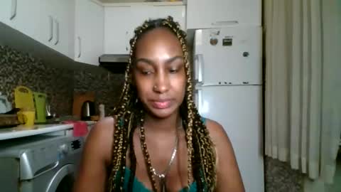 Snapshot of ravenbby chatting on 05/15/26, 06:15 ravenbby online show from 05/15/26, 06:15