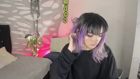 Snapshot of ravencollen chatting on 10/19/25, 12:28 ravencollen online show from 10/19/25, 12:28