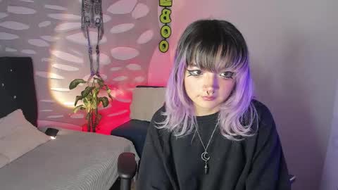 Snapshot of ravencollen chatting on 10/20/25, 02:06 ravencollen online show from 10/20/25, 02:06