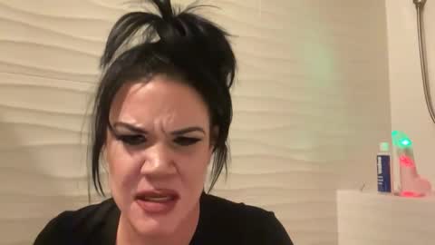 Snapshot of ravenrayyy chatting on 05/22/26, 02:51 Raven Ray online show from 05/22/26, 02:51