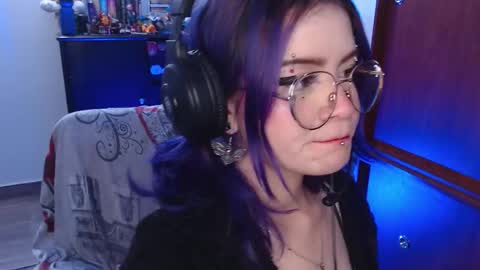 Snapshot of raventh_ chatting on 10/21/25, 02:40 raventh_ online show from 10/21/25, 02:40