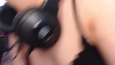 Snapshot of raventh_ chatting on 10/29/25, 11:01 raventh_ online show from 10/29/25, 11:01