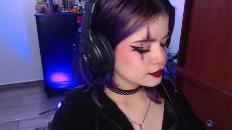 Snapshot of raventh_ chatting on 10/31/25, 11:44 raventh_ online show from 10/31/25, 11:44