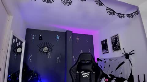 Raven Witch online show from 10/29/25, 09:16