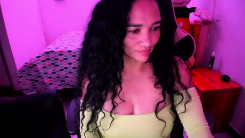 Snapshot of rayza_mature_ chatting on 06/06/26, 04:33 Danna online show from 06/06/26, 04:33