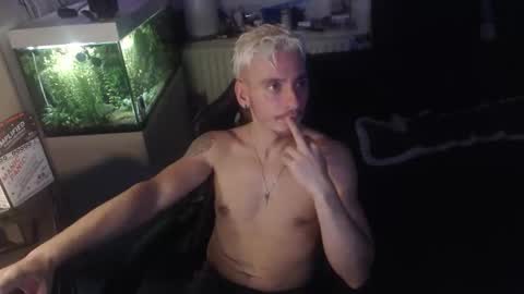 Snapshot of rayzel31 chatting on 01/16/26, 01:31 Rayzel online show from 01/16/26, 01:31