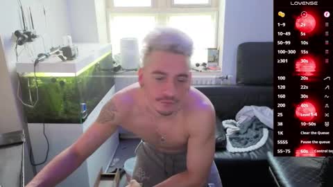 Snapshot of rayzel31 chatting on 02/16/26, 01:18 Rayzel online show from 02/16/26, 01:18