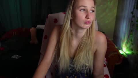 Snapshot of realmiagold chatting on 03/05/25, 10:11 IG realmiagold online show from 03/05/25, 10:11