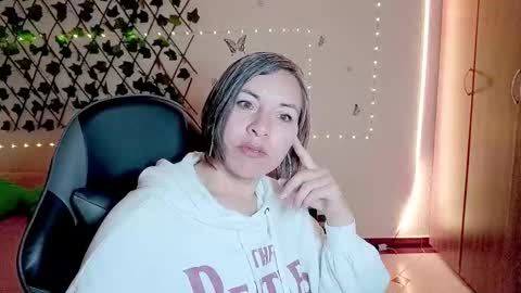 Snapshot of rebbeca09 chatting on 11/14/25, 10:25 Rebbeca online show from 11/14/25, 10:25