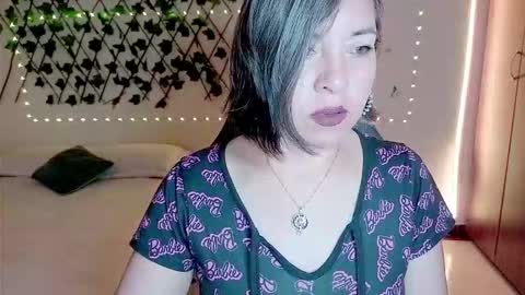 Snapshot of rebbeca09 chatting on 12/17/25, 12:00 Rebbeca online show from 12/17/25, 12:00