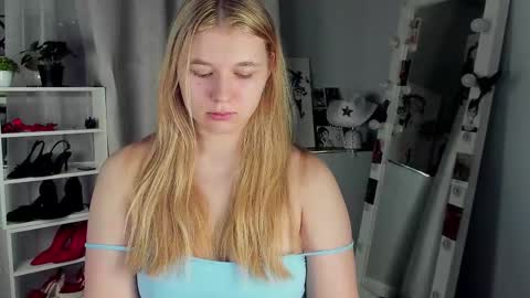 Snapshot of rebecca_____ chatting on 11/25/25, 04:23 rebecca_____ online show from 11/25/25, 04:23