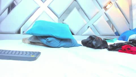 Snapshot of rebeccamitchell_ chatting on 04/19/26, 06:10 rebeccamitchell_ online show from 04/19/26, 06:10