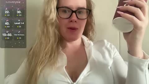 Snapshot of red_head_rosie_69 chatting on 02/23/25, 02:25 Rosie online show from 02/23/25, 02:25