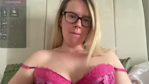Snapshot of red_head_rosie_69 chatting on 02/24/25, 09:43 Rosie online show from 02/24/25, 09:43