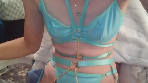 Snapshot of red_on_fire69 chatting on 11/13/25, 05:34 Red online show from 11/13/25, 05:34