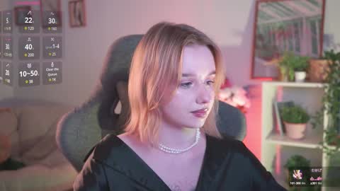 Snapshot of red_queeen chatting on 12/16/24, 09:41 QUEEN OF EVIL online show from 12/16/24, 09:41
