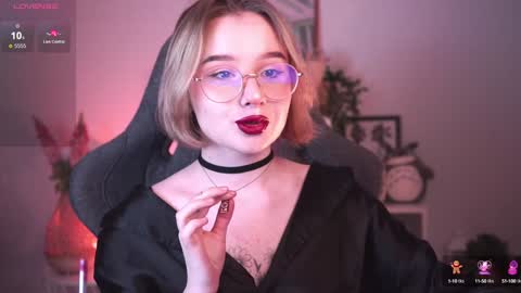 Snapshot of red_queeen chatting on 01/17/25, 07:05 QUEEN OF EVIL online show from 01/17/25, 07:05