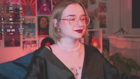 Snapshot of red_queeen chatting on 01/19/25, 10:17 QUEEN OF EVIL online show from 01/19/25, 10:17