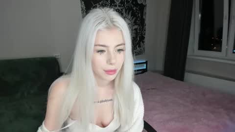 Erika online show from 11/04/25, 03:33