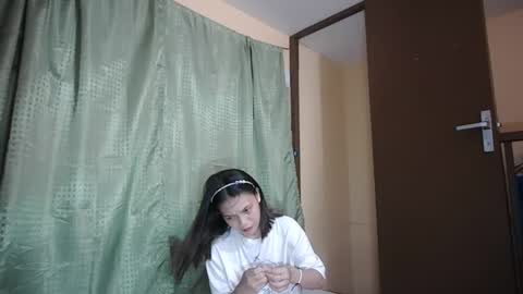 Snapshot of red_rose20315004 chatting on 10/14/25, 03:02 Rose online show from 10/14/25, 03:02