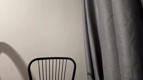 Snapshot of redbullvibe chatting on 12/18/25, 12:33 Mia online show from 12/18/25, 12:33