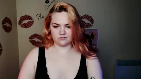 Snapshot of redhotqueen1 chatting on 06/10/26, 06:07 Rina online show from 06/10/26, 06:07