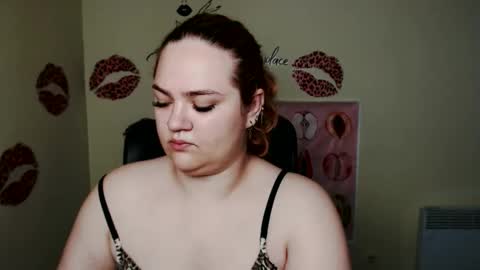 Snapshot of redhotqueen1 chatting on 06/11/26, 05:27 Rina online show from 06/11/26, 05:27