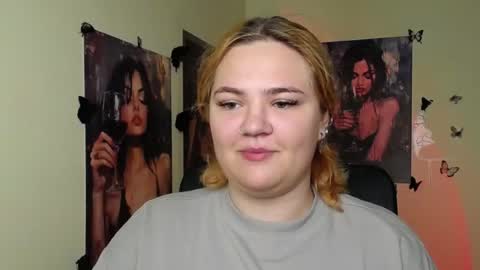 Snapshot of redhotqueen1 chatting on 06/14/26, 06:04 Rina online show from 06/14/26, 06:04