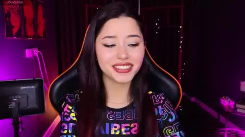 Snapshot of redmidnight_ chatting on 11/25/25, 10:32 Kiara online show from 11/25/25, 10:32