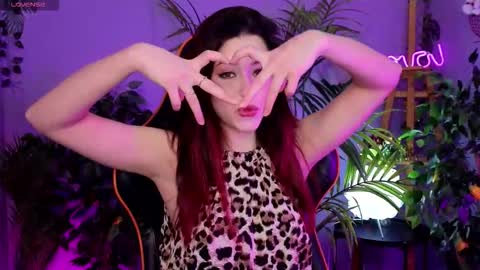 Snapshot of redmidnight_ chatting on 11/26/25, 08:32 Kiara online show from 11/26/25, 08:32