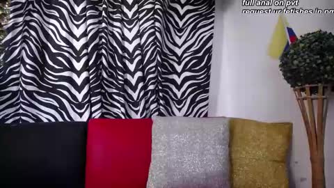 Snapshot of redroomxx chatting on 10/07/25, 04:04 MIA online show from 10/07/25, 04:04