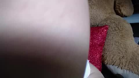 Snapshot of redroomxx chatting on 11/26/25, 04:30 MIA online show from 11/26/25, 04:30