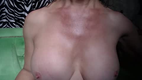 Snapshot of redroomxx chatting on 12/03/25, 05:00 MIA online show from 12/03/25, 05:00