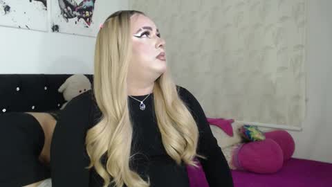 redvelvett22 online show from 11/10/25, 03:27