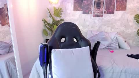 Snapshot of regan_pearson chatting on 02/19/25, 01:08 Regan online show from 02/19/25, 01:08