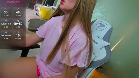 Snapshot of reggiemeow chatting on 05/15/26, 03:13 reggieMeow online show from 05/15/26, 03:13