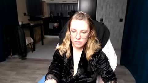 Snapshot of reginasmilee chatting on 09/20/25, 12:00 Regina online show from 09/20/25, 12:00