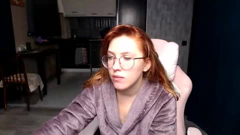 Snapshot of reginasmilee chatting on 10/19/25, 01:39 Regina online show from 10/19/25, 01:39