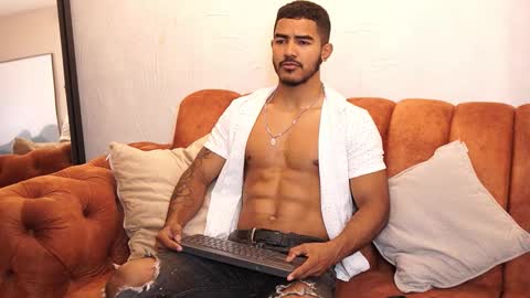 Snapshot of reik_von chatting on 10/21/25, 12:17 Reik online show from 10/21/25, 12:17