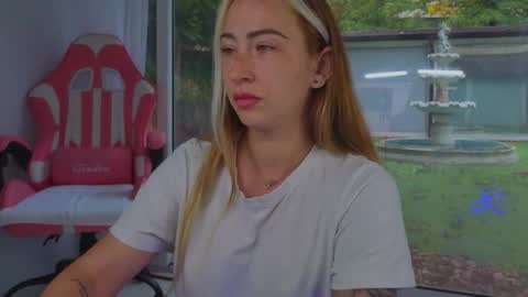 Snapshot of reina_cummings chatting on 09/30/25, 06:18 reina cummings online show from 09/30/25, 06:18