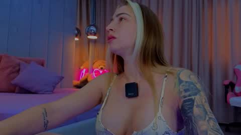 Snapshot of reina_cummings chatting on 10/15/25, 06:57 reina cummings online show from 10/15/25, 06:57