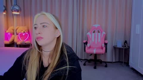 Snapshot of reina_cummings chatting on 11/10/25, 07:18 reina cummings online show from 11/10/25, 07:18