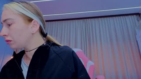 Snapshot of reina_cummings chatting on 11/16/25, 07:03 reina cummings online show from 11/16/25, 07:03