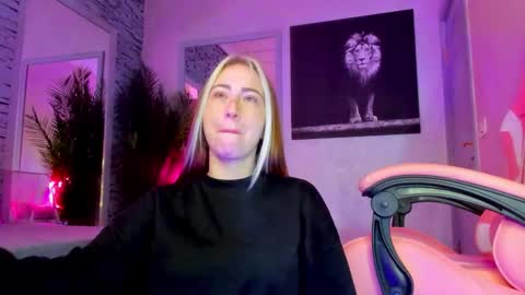 Snapshot of reina_cummings chatting on 12/14/25, 06:30 reina cummings online show from 12/14/25, 06:30