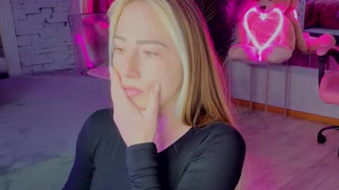 Snapshot of reina_cummings chatting on 12/15/25, 07:34 reina cummings online show from 12/15/25, 07:34