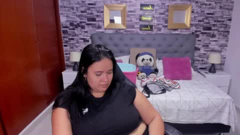reina_loren online show from 05/23/26, 05:01