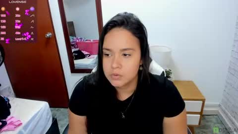 reina_loren online show from 06/11/26, 03:48