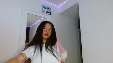 reina_reina online show from 11/30/25, 10:03