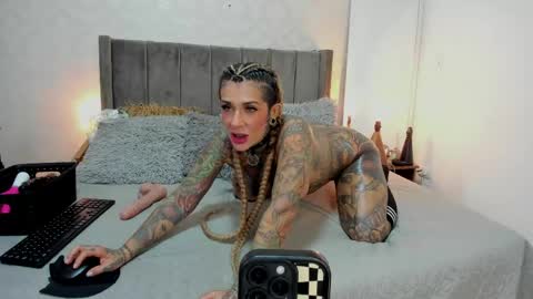 Laura online show from 06/06/26, 08:24