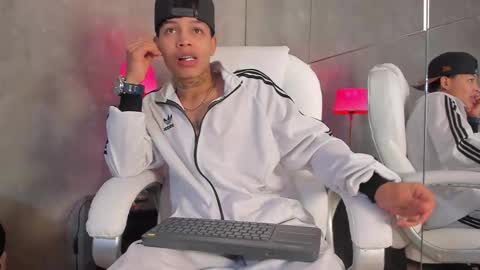 Snapshot of renzo_dogan chatting on 12/02/25, 02:39 Ren online show from 12/02/25, 02:39